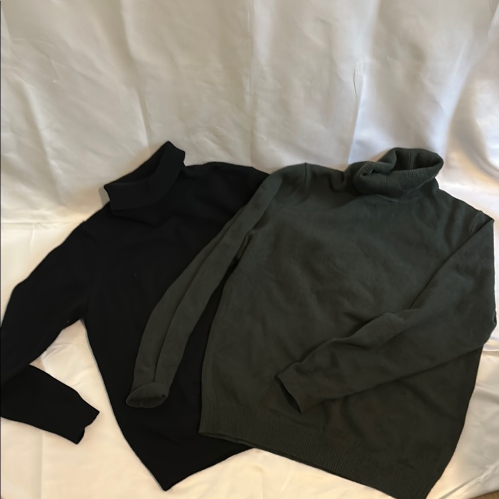 Uniqlo Men's Black and Green Turtleneck Sweater Set